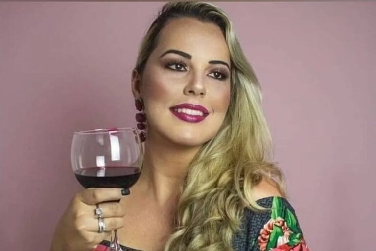 Veja o antes e depois de influencer que perdeu lábio por uso de PMMA