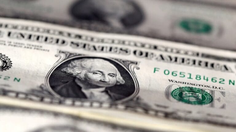 Dólar abre em queda com mercado de olho em política tarifária de Trump