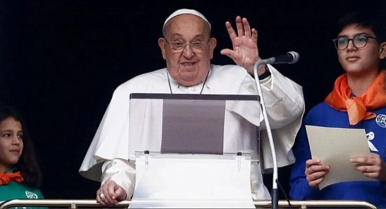 Após “milagre” em recuperação, papa Francisco pagou pizza para médicos