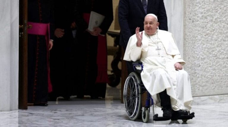 Reclusão e leito especial: entenda os cuidados 24h prescritos para o papa Francisco após alta