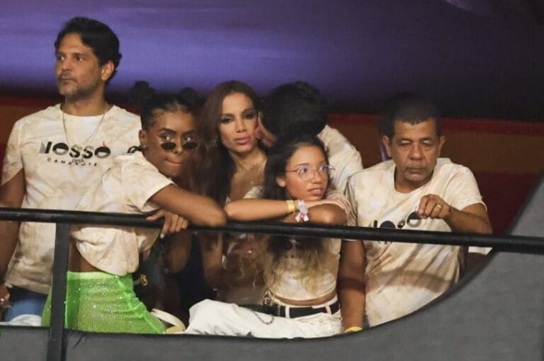 Novo affair? Anitta ganha beijinho no pescoço na Sapucaí; fotos