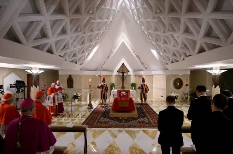 Vaticano divulga primeiras imagens do papa Francisco no caixão