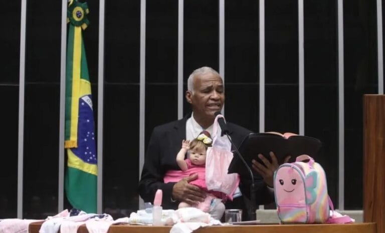 Deputado discursa na tribuna da Câmara com bebê reborn no colo