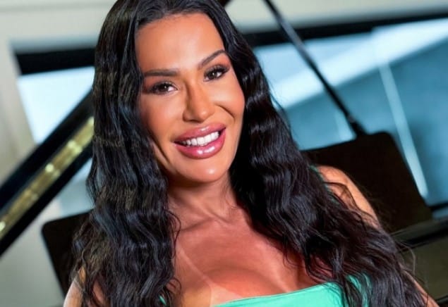 Gracyanne Barbosa se batiza em cerimônia evangélica liderada por Pablo Marçal