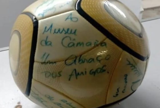 8/1: STF condena homem que furtou bola assinada por Neymar
