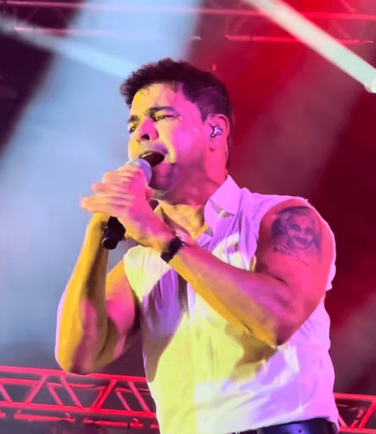 Zezé Di Camargo Desafina em Show e Vira Assunto nas Redes Sociais