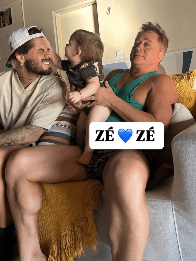Leonardo posa com Zé Felipe e neto José Leonardo — mas é a panturrilha do cantor que vira o centro das atenções