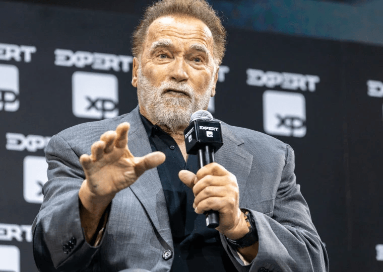 Arnold schwarzenegger palestra em são paulo e fala sobre disciplina e superação