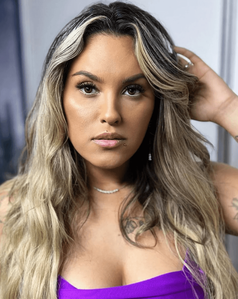 Vocalista da banda seu desejo, Yara Tchê, é hospitalizada com dormência no corpo