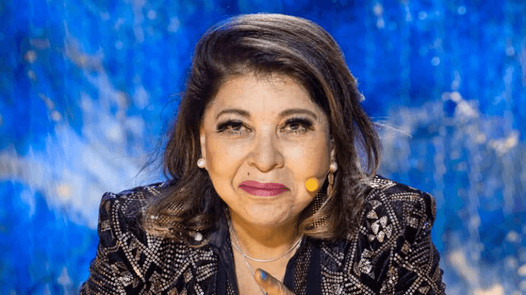 Roberta Miranda chuta invasor de palco em show no Ceará