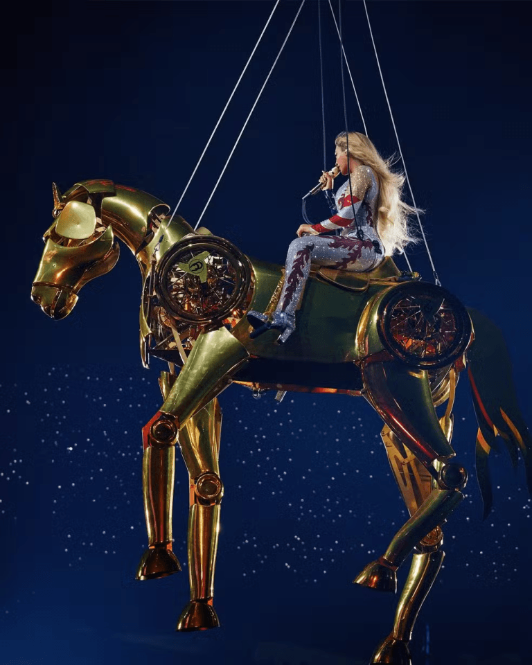 Beyoncé Voa em Cavalo Dourado Após Quase Cair de Carro Suspenso