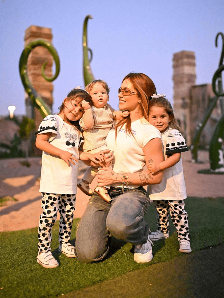 filhas de virginia posam ao lado de animais silvestres em dubai
