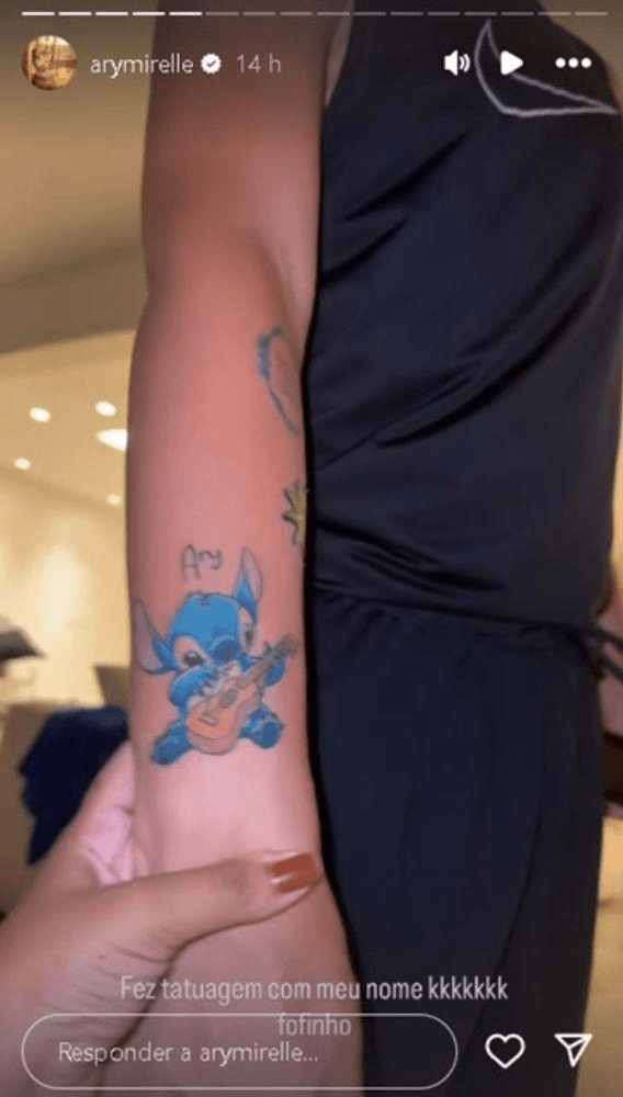 João gomes faz tatuagem em homenagem à esposa, Ary Mirelle