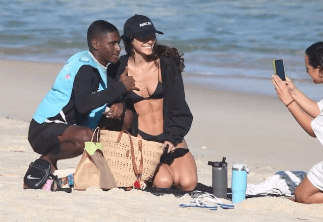 Bruna Marquezine curte praia no Rio e esbanja simpatia com fãs