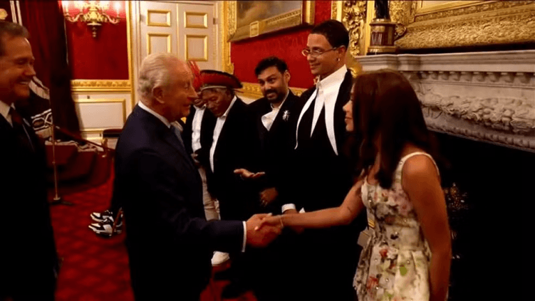 Anitta conhece o Rei Charles III em evento na Inglaterra