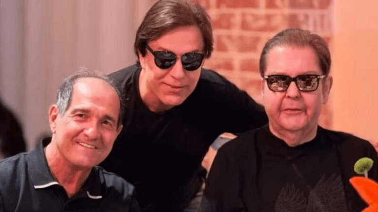Faustão, de óculos escuros, surge ao lado de Tom Cavalcante e Muricy Ramalho.