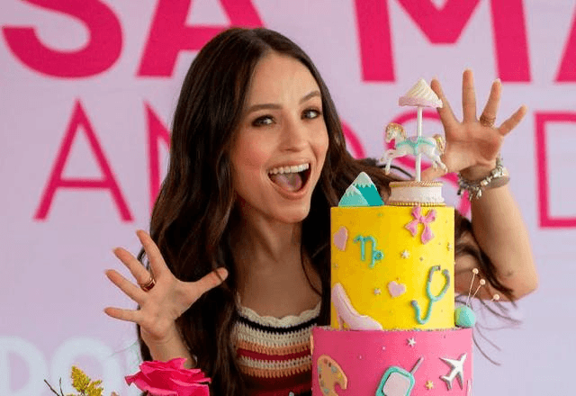 Larissa Manoela comemora 20 anos de carreira em festa exclusiva com fãs.