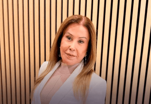 Zilu Camargo alerta após fraturar o pé em casa: “Escada é uma coisa bem perigosa.”
