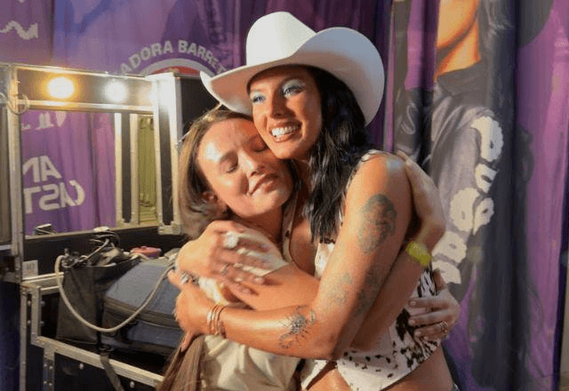 Ana Castela recebe Larissa Manoela no camarim e brinca: “A Maria Joaquina no meu camarim”