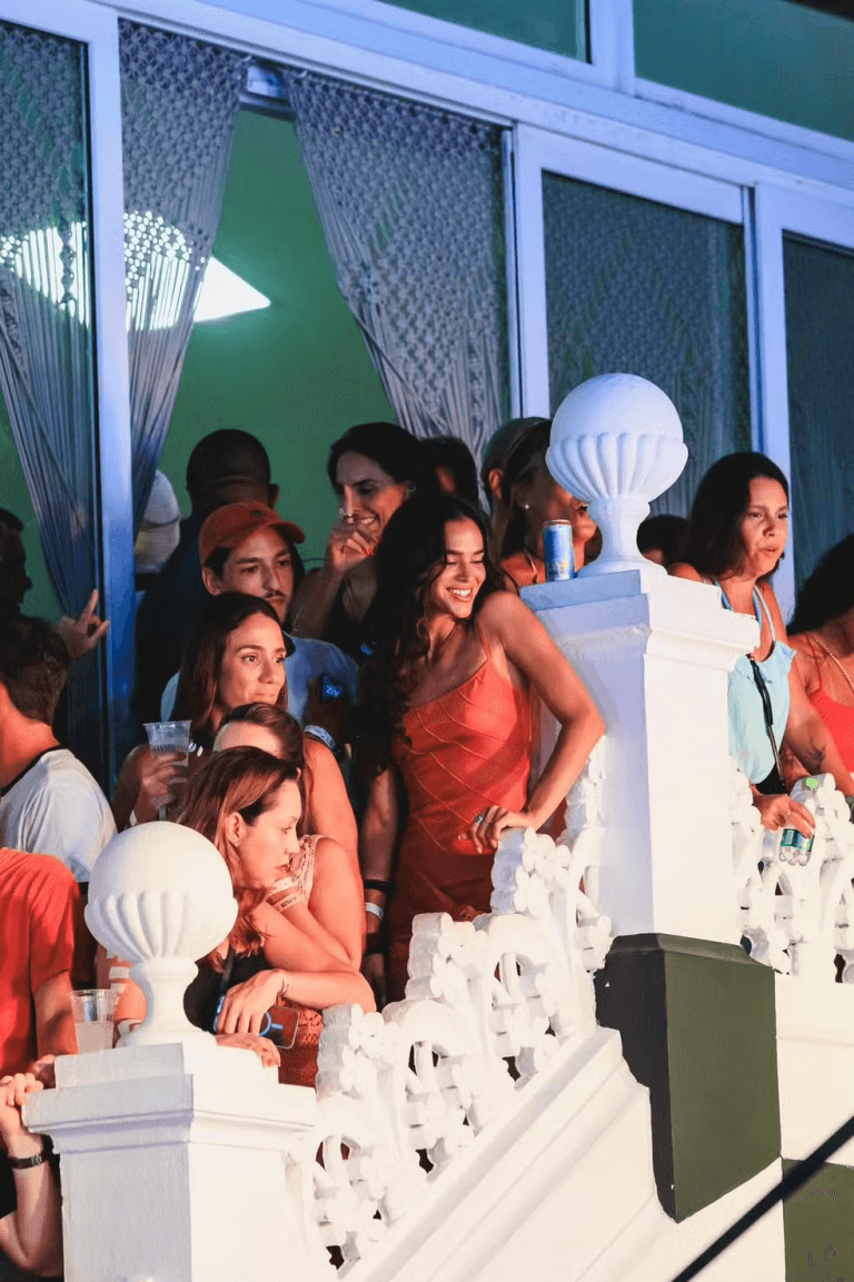 Bruna Marquezine aproveita ensaio de carnaval ao lado de famosos