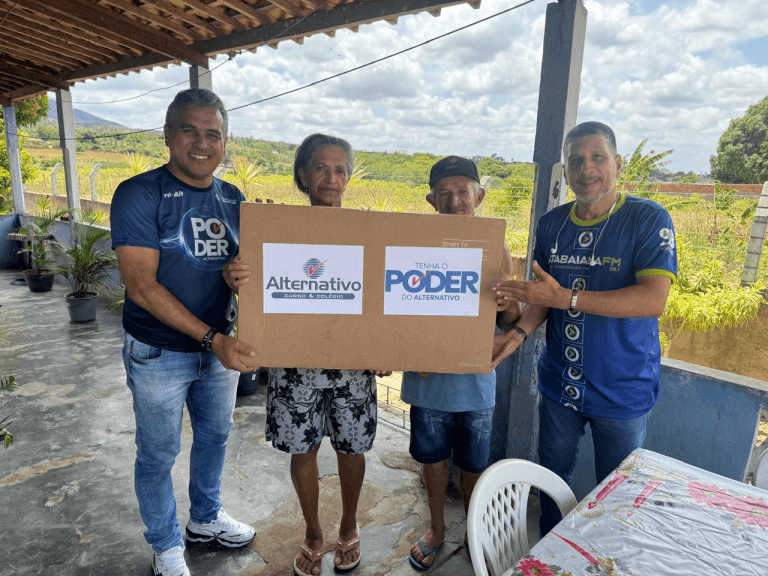 Moradora do povoado Barro Preto ganha TV nova em promoção do Programa Linha 93 da Itabaiana fm