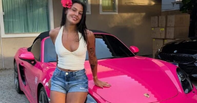 A Boiadeira Pink: Ana Castela posa com carro de luxo rosa e ganha apelido de “Penélope Charmosa”