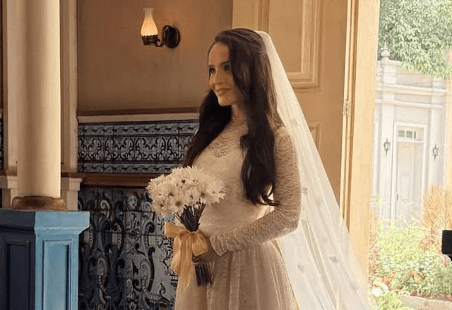 Larissa Manoela surge vestida de noiva e agita as redes sociais