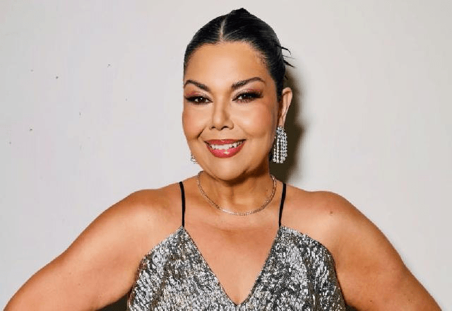 Fabiana Karla brilha com look metalizado em festa de lançamento no Rio de Janeiro