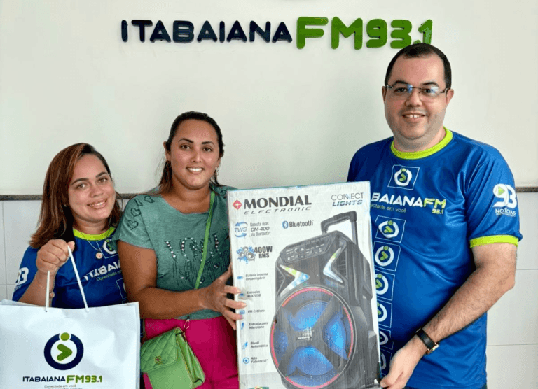Ouvinte recebe caixa de som da promoção dos 34 anos da Itabaiana FM