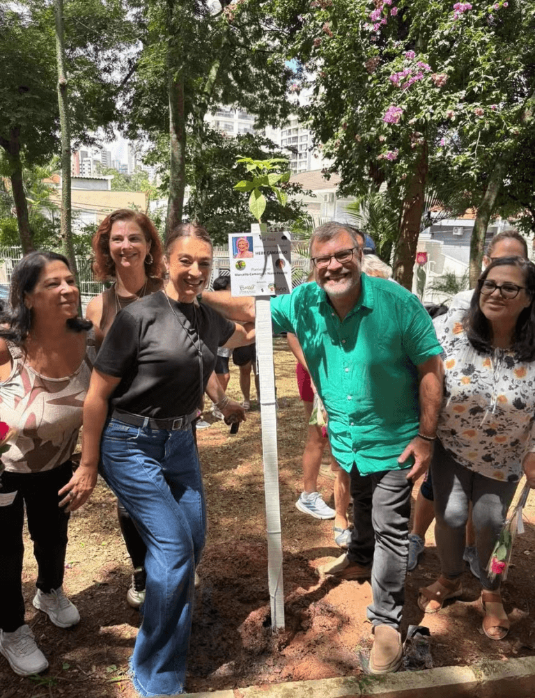 Marcello Camargo planta árvores em homenagem aos 97 anos de Hebe Camargo