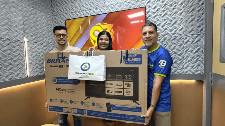 Ouvinte da 93.1 é contemplada com TV 50” na promoção dos 34 anos