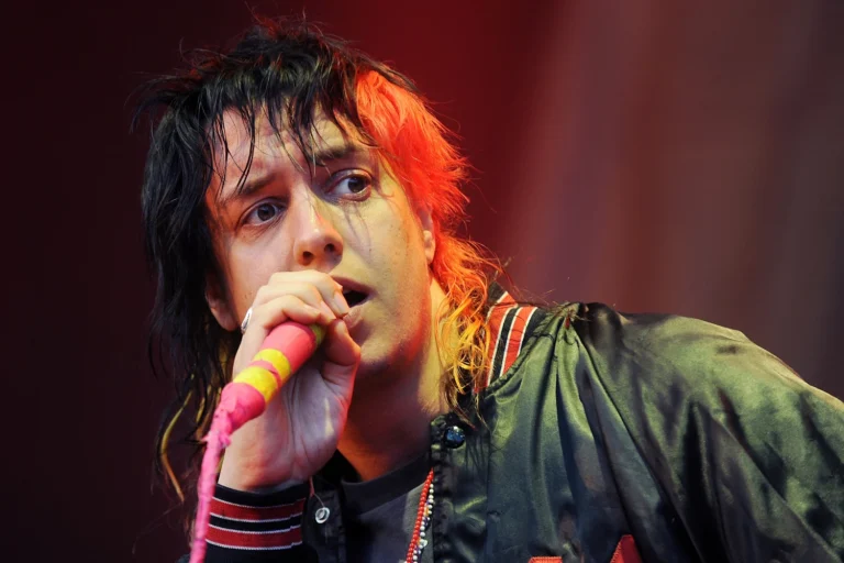 The Strokes envia single inédito em fita K7 e confirma disco para o verão