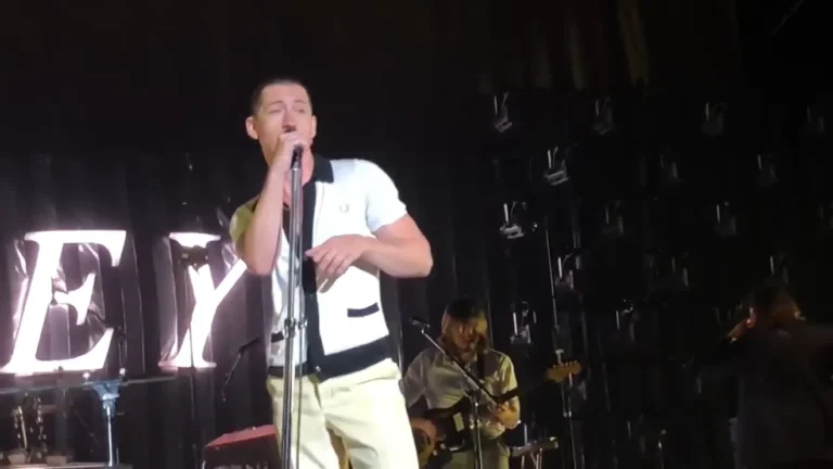 Arctic Monkeys surpreende público de Nova York com cover de “Is This It”, dos Strokes