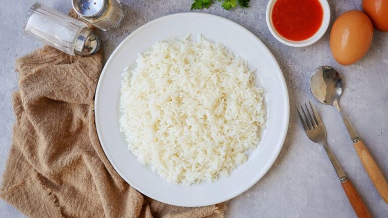 Cinco receitas mostram como transformar arroz do dia anterior e evitar desperdício
