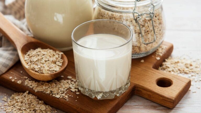 Leite de aveia caseiro oferece opção econômica e sem lactose para o dia a dia