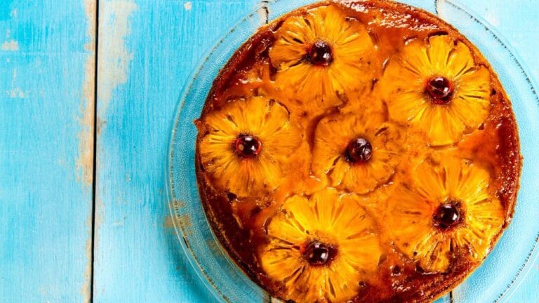 Bolo de abacaxi econômico reúne ingredientes simples e preparo rápido