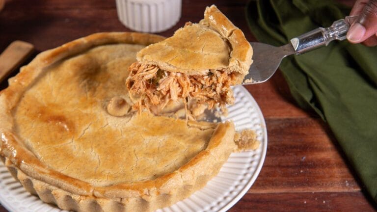 Receita detalha como preparar empadão de frango de padaria em casa