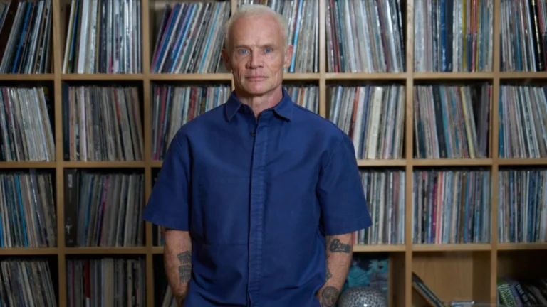 Flea descreve ritual noturno com música, preces e leitura para manter boa noite de sono