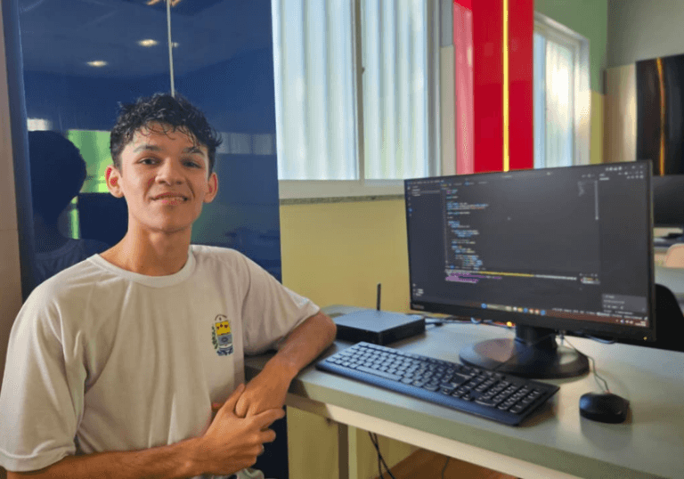 Brasileiro de 18 anos que juntou dinheiro em padaria é contratado por multinacional russa para dar aulas de programação