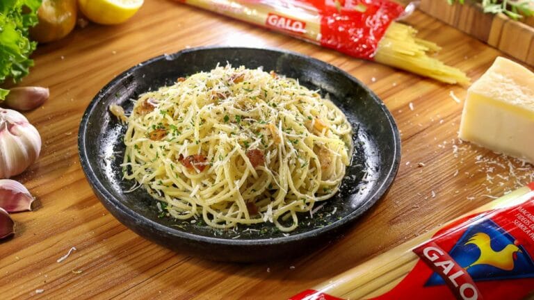 Espaguete ao alho e óleo ganha versão com limão e queijo curado