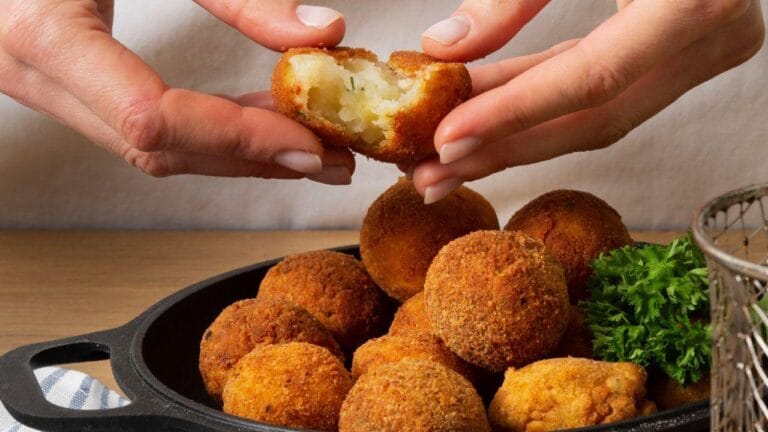 Guia explica técnica para preparar bolinha de queijo crocante e cremosa em casa