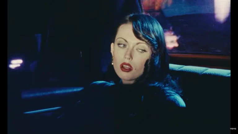 Violet Grohl responde a rótulo de “nepo baby” e diz que não se abala com críticas