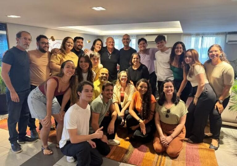 Coral paraibano surpreende Guilherme Arantes com flash mob em hotel de João Pessoa