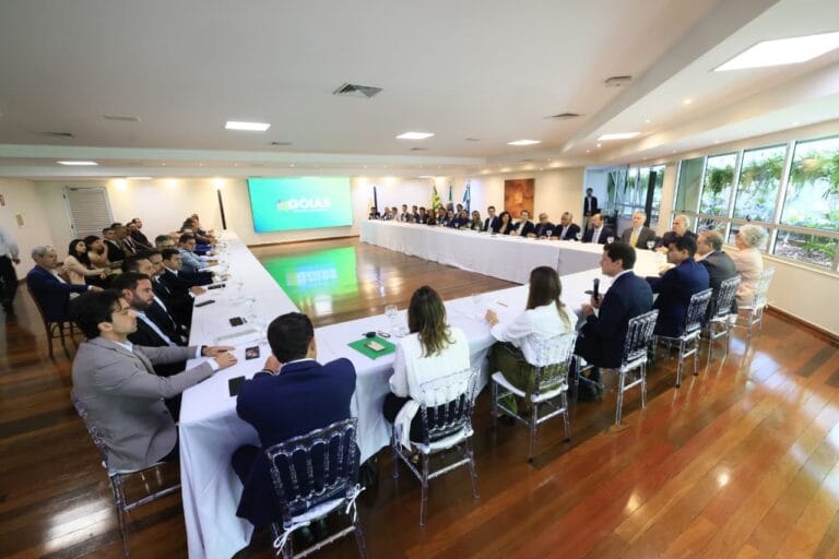 Daniel Vilela reúne secretariado e cobra manutenção do ritmo de obras e serviços em Goiás