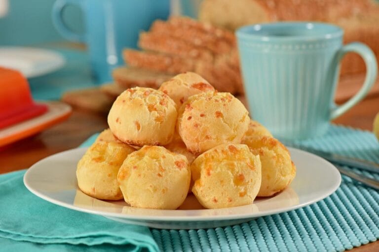 Pão de queijo de três ingredientes fica pronto em 10 minutos na air fryer