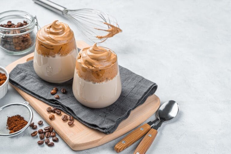 Cinco maneiras de preparar café em casa com resultado de cafeteria