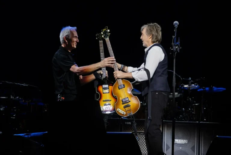 Paul McCartney reencontra baixo Höfner roubado em 1972 em novo documentário