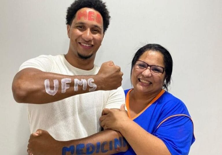 Ex-capinador de Campo Grande conquista vaga em Medicina na UFMS e celebra com a mãe faxineira
