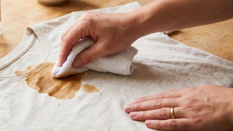 Técnicas rápidas e caseiras ajudam a tirar manchas de café de roupas e estofados