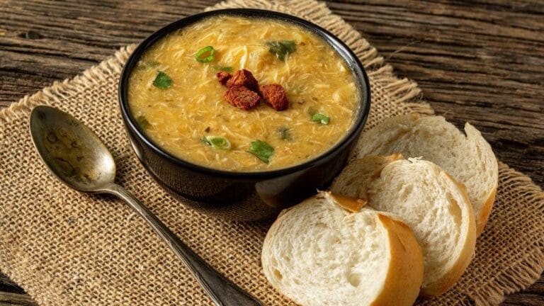 Cinco opções de sopas e caldos prometem jantar leve e descanso melhor